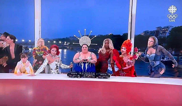 Pořadatelé her se omluvili za ztvárnění obrazu Poslední večeře s drag queens