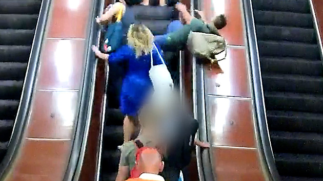 Muž při pádu na eskalátoru v metru vážně zranil seniorku. Nepomohl jí a odešel