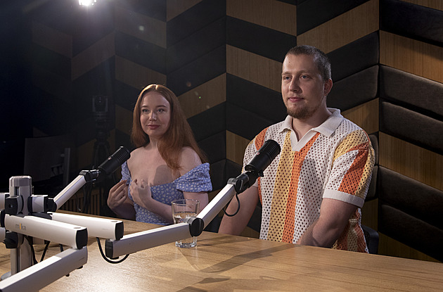 Jsme trochu blázni. Filmařina je emoční nálož, říkají Šimon Holý a Alena Doláková