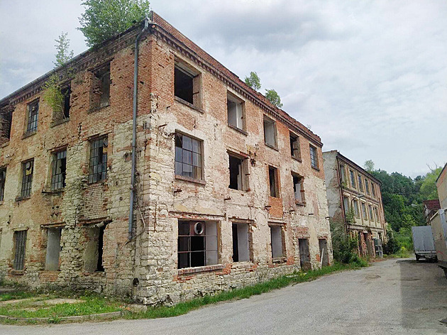 Z fabriky v Brněnci, kde točil Spielberg, je ruina. Chtějí ji proměnit na památník