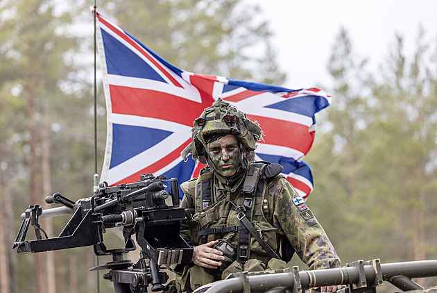 Britský generál varuje před „osou čtyř“ a mstivostí Rusů. Žádá přípravu na válku