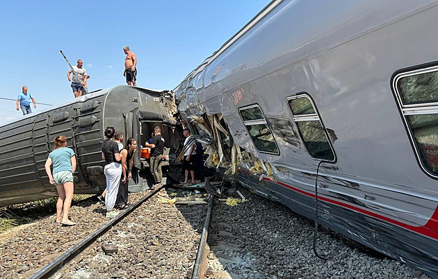 Převrácené vagóny, přes sto zraněných. V Rusku vjelo vlaku do cesty auto