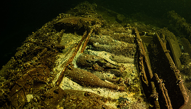 Polští potápěči našli „poklad“. Vrak lodi z 19. století je plný lahví šampaňského