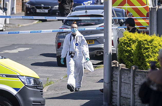 Maskovaný útočník v Británii pobodal osm lidí, o život přišly dvě děti