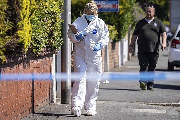 Útočník v Británii pobodal na ulici osm lidí, mezi zraněnými jsou děti