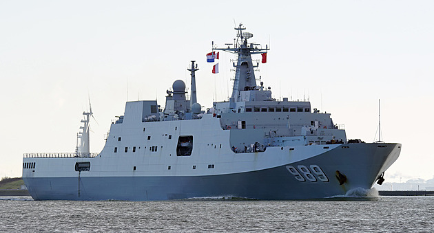 Čína si rychle pořizuje lodě k vedení útočných obojživelných operací