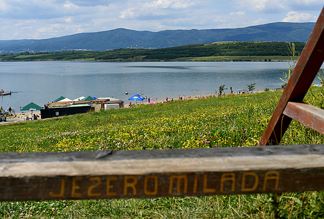 Jezero Milada. Vzniklo zatopením uhelného lomu Chabaovice nedaleko Ústí nad...