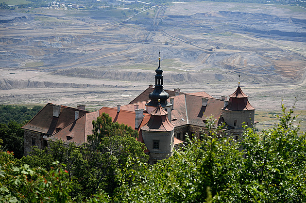 Zámek Jezeí a pod ním lom SA. (ervenec 2024)