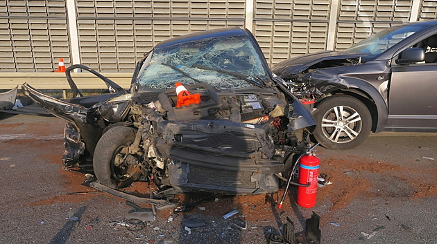 Kamion nedal přednost, srážka odhodila další auto do cesty třetímu. Pět zraněných