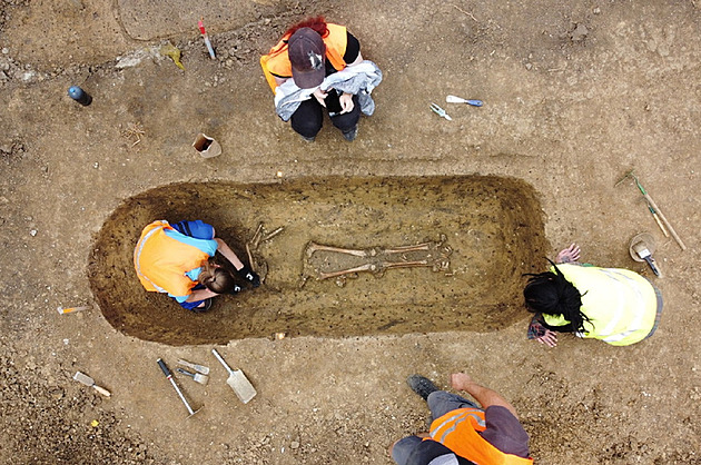 Vykradené hroby, zdeformovaná lebka. Archeologové objevili unikátní pohřebiště