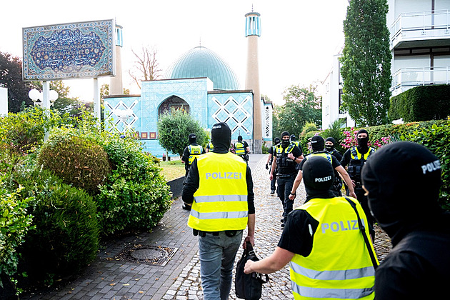 Němci udeřili na Islámské centrum, policie obsadila mešitu. S beranidly a v návlecích