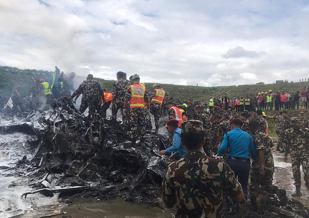 Na nepálském letišti se při startu zřítilo letadlo. Zahynulo osmnáct lidí