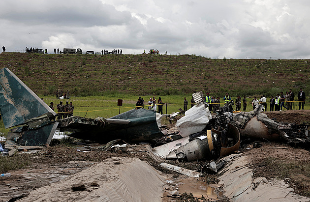 Pád letadla v Nepálu přežil pouze pilot. Díky odtržení kokpitu při nárazu