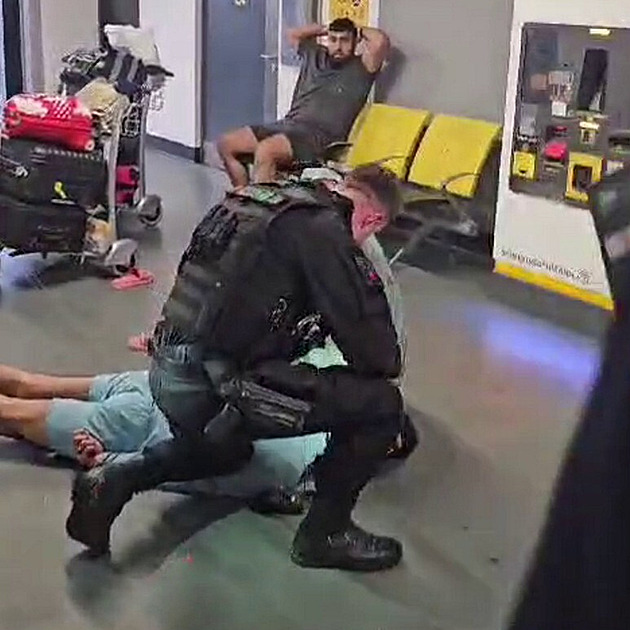 VIDEO: Britský policista na letišti kopal muže do hlavy, propukly protesty