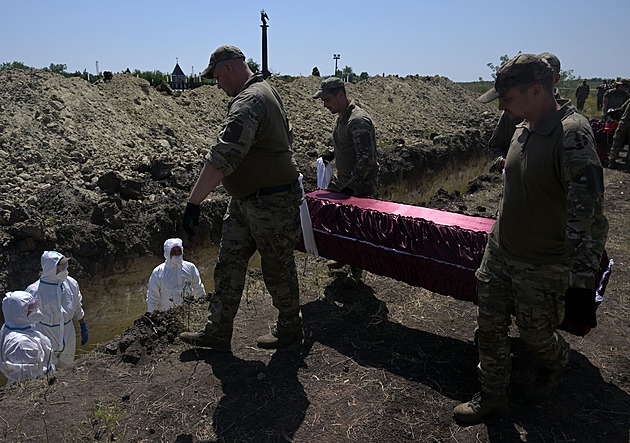 Záhada v Rusku. Mrtvých eviduje méně, ale masivně rozšiřuje hřbitovy