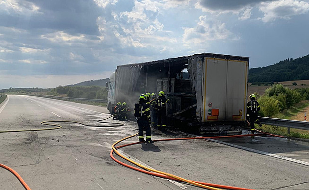 Požár kamionu zastavil na D1 u Nového Jičína provoz ve směru na Prahu