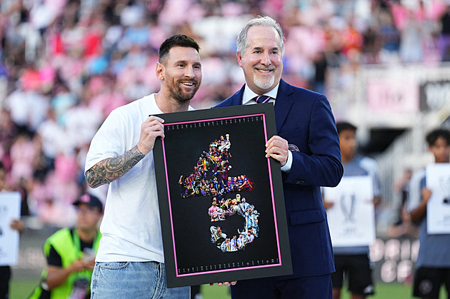 Messi s dlahou na kotníku převzal ocenění za 45 trofejí, Miami v MLS dál vládne