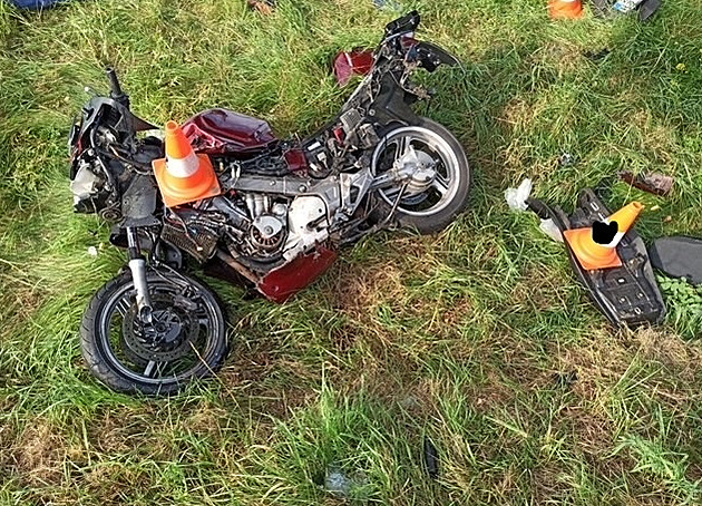 Tragické nehody v jižních Čechách: Během hodiny zemřel motorkář i řidič osobáku