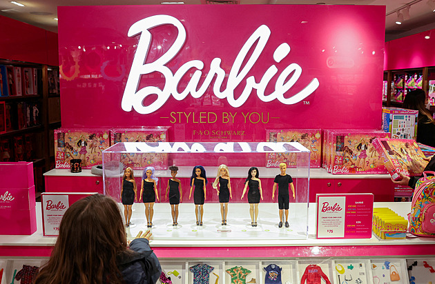 Mattel uvádí na trh nevidomou Barbie. Navzdory filmu bojuje se slabou poptávkou