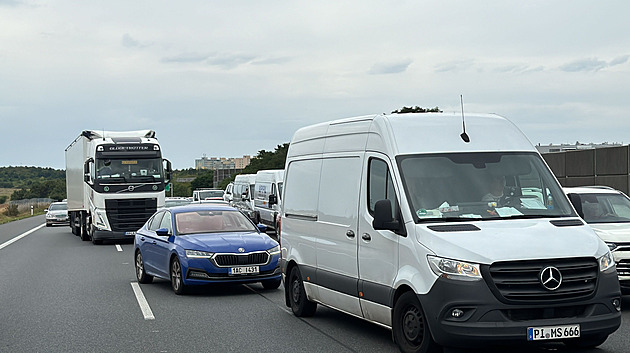 Nehody a kolona blokují D35 poblíž Olomouce. Bouralo se kvůli mlze, hlásí řidiči