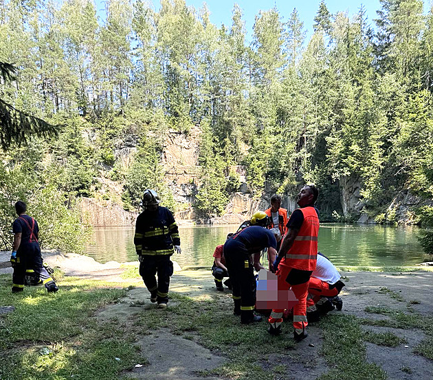 Mladík spadl ze skály v těžko přístupném lomu, zasahoval vrtulník s podvěsem