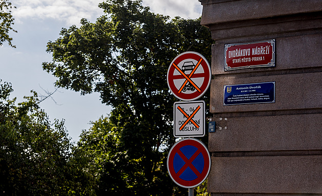 Návrh na letní zákaz vjezdu aut do centra pobouřil radní sedmi pražských částí