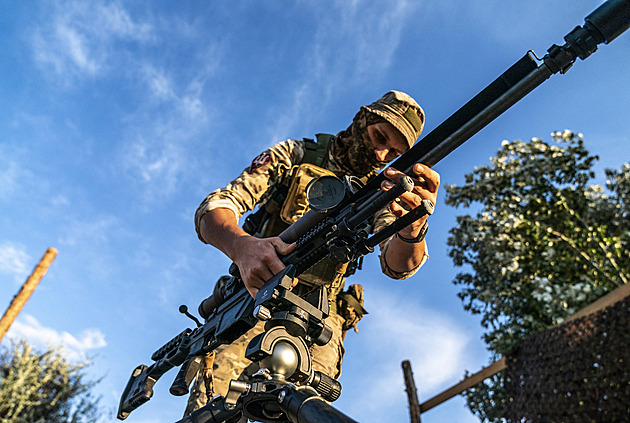 O půjčky na nákup zbraní má zájem 18 zemí EU včetně Česka, potvrdila Komise