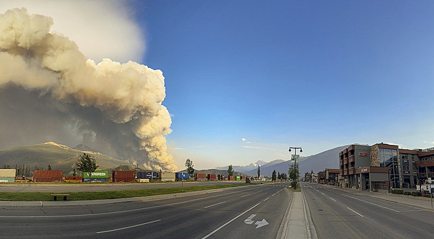 Požáry v Kanadě zachvátily město Jasper, polovina může lehnout popelem