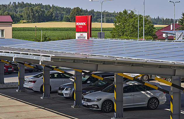 Penny spustilo v Počátkách první fotovoltaiku nad parkujícími auty v Česku