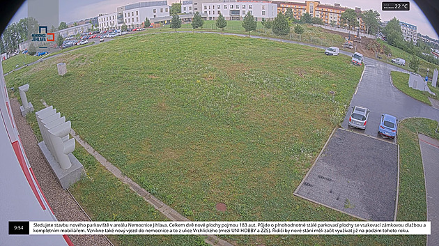 Jihlavská nemocnice buduje další parkoviště. Práce lze sledovat přes internet