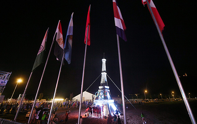 OBRAZEM: Nasvícená Eiffelovka, Soukalová na laně. Olympijský festival začal