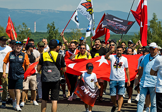 VIDEO: Na motorkách jako na fotbale. Turci pochodovali v Mostě za svým idolem