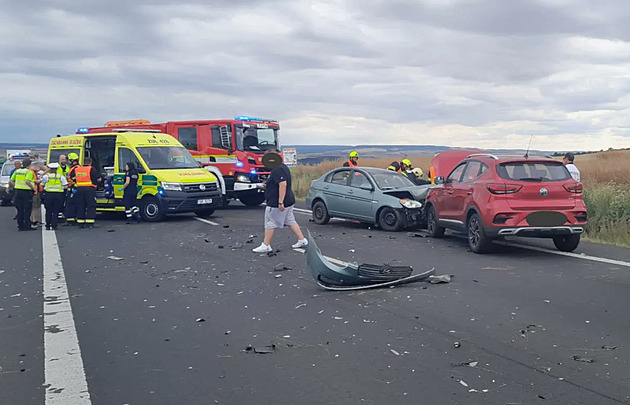 Při nehodě tří aut se zranilo šest lidí. Pro dospělého a dítě letěly vrtulníky