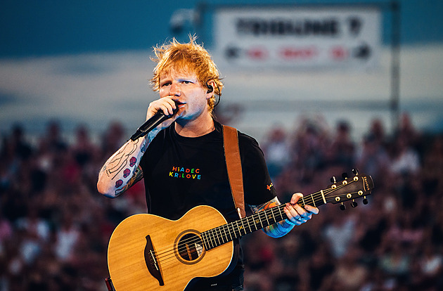 Sheeran improvizovaně zahrál na ulici, policie mu odpojila mikrofon