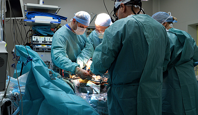 Pacientovi IKEM podruhé vyměnili pět břišních orgánů. Okolnosti byly unikátní