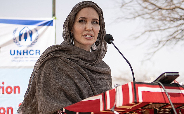 Nezná pravdu, je vystavena antisemitistické propagandě, říká otec Angeliny Jolie
