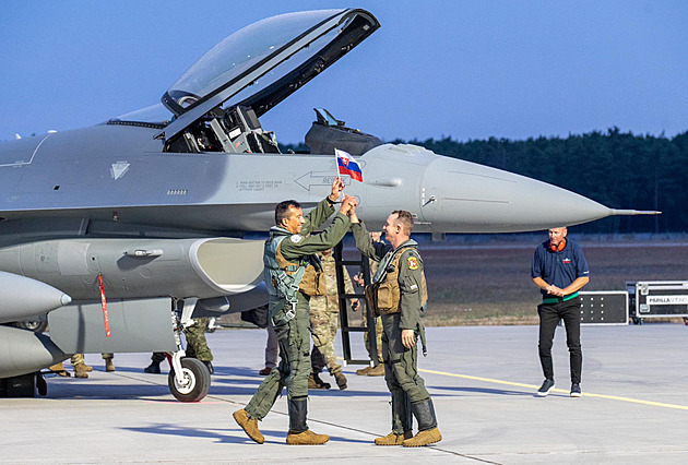 Slovensko má první dvě z objednaných stíhaček F-16. Vítal je prezident i televize