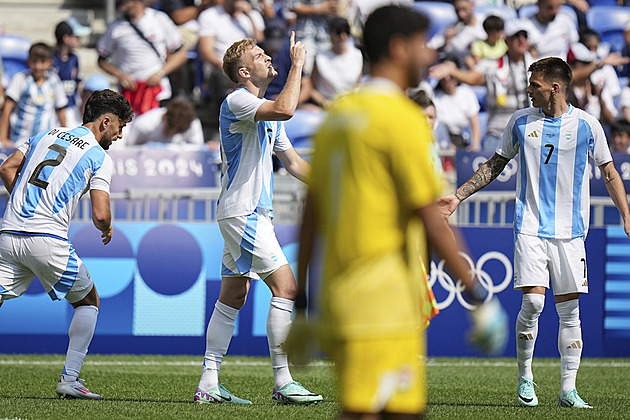 Argentinští fotbalisté slaví první výhru, ale protest na neuznaný gól jim nevyšel