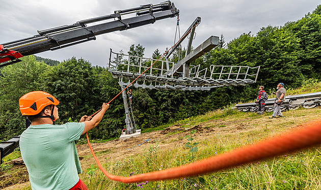 Jediný terénní jeřáb v Česku staví na svazích Orlických hor novou lanovku