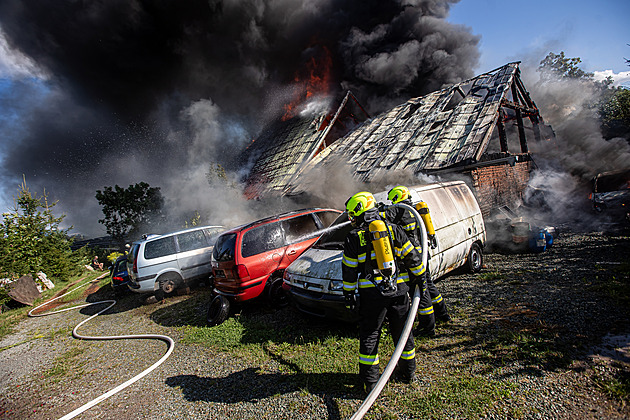 Na Náchodsku hořel rodinný dům, kvůli propadlému stropu hasiči nemohli dovnitř