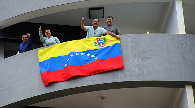 Venezuelu dál povede Maduro, oznámil úřad. Opozice výsledek odmítá
