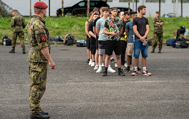 Na brigádu do armády. Středoškoláci budou měsíc cvičit střelbu i přežití