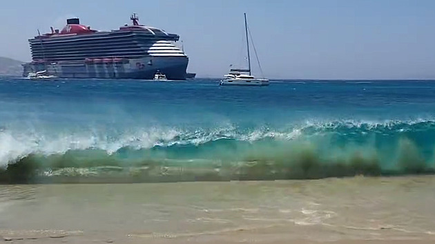 VIDEO: Kapitán výletní lodi v Řecku spláchl vlnou turisty na pláži. Vyšetřují ho