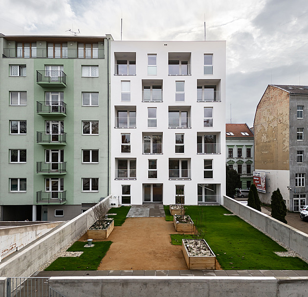 Brno postavilo perfektní nájemní dům pro mladé rodiny. Má terasu i garáže