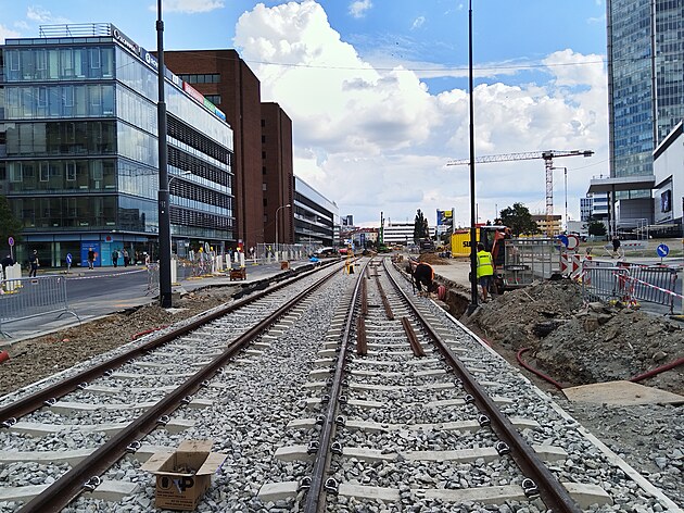 Prodlouení tramvajové trati u stanice metra Pankrác pokrauje.