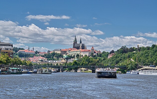 Projíka lodí po Vltav s pohledem na Hradany