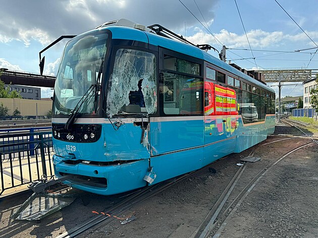 V Dolních Vítkovicích do sebe najely tramvaje. Hasii jednu museli vyprostit s...