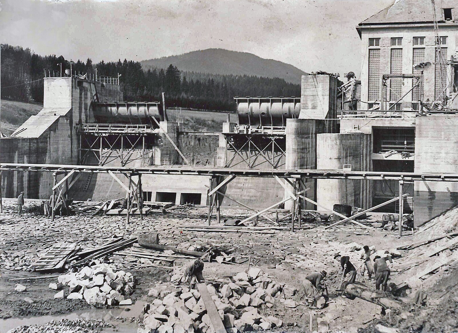 Lipno a Orlík jako symbol pokroku? Realita na březích Vltavy skrývala i temnější příběhy | Orientace