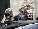 le chanteur Johnny Hallyday (C) arrive, entouré de sa compagne Laeticia (G) et...