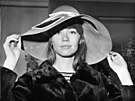 Françoise Hardyová pózuje s kloboukem (Pa�í�, 1967)
